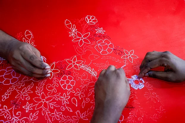 সুতা-চুমকিতে কারচুপির কারুকাজ